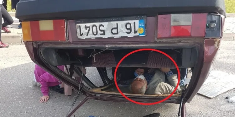 Bursa’da ters dönen araçta kurtarılmayı beklediler