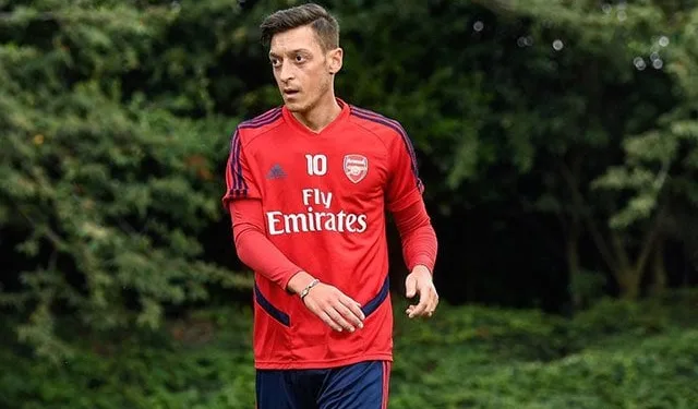 Arsenal taraftarından Mesut Özil için imza kampanyası