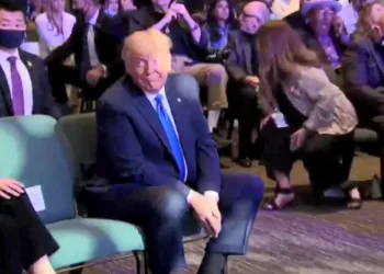 Trump seçimleri kazanmak için kilisede kutsandı