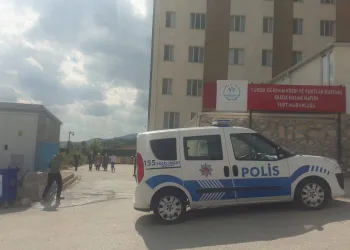 Karantina yurdundan kaçarken ayağını kırdı
