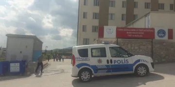 Karantina yurdundan kaçarken ayağını kırdı
