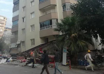 Çöken binanın altında 20 kişinin mahsur kaldığı söyleniyor