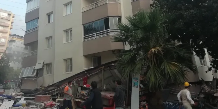 Çöken binanın altında 20 kişinin mahsur kaldığı söyleniyor