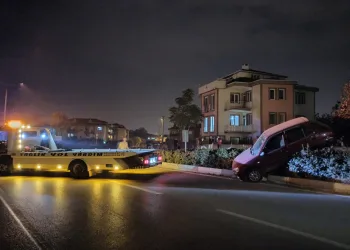 Bursa’da kaza yapan araç bariyerlerde asılı kaldı