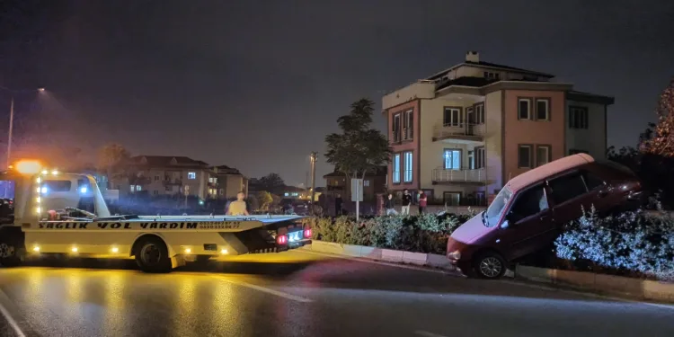 Bursa’da kaza yapan araç bariyerlerde asılı kaldı
