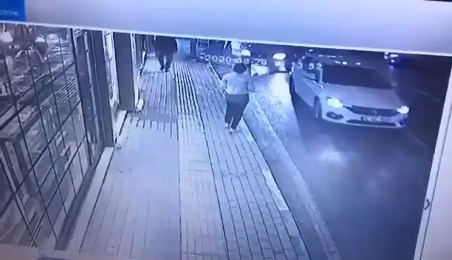 Bursa’da yolun karşısına geçmek isterken minibüs çarptı