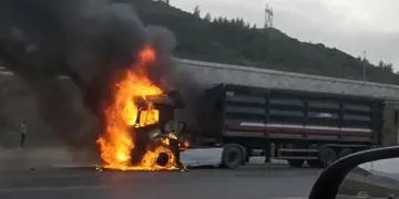 Bursa’da seyir halindeki TIR, alev alev yandı