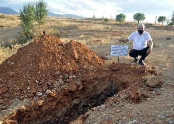 Ölen eşinin hasretine dayanamadı kendi mezarını kazdırdı