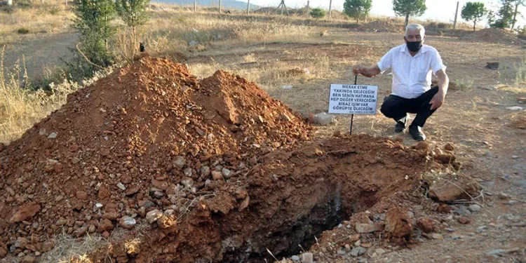 Ölen eşinin hasretine dayanamadı kendi mezarını kazdırdı