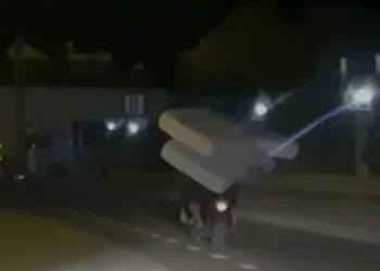 Elektrikli bisikletle 2 yatak birden taşıdı