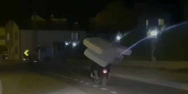 Elektrikli bisikletle 2 yatak birden taşıdı