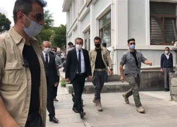 Kars Belediyesi’ne kayyum atanan Vali Öksüz görevine başladı