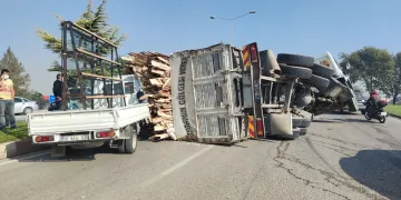 Ağaç yüklü kamyon, kamyonetin üzerine devrildi
