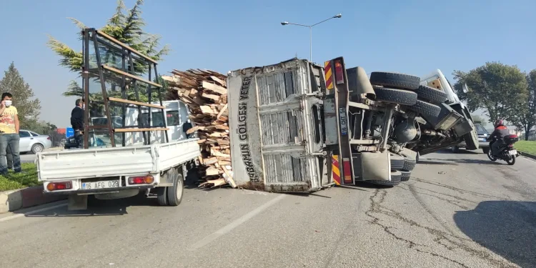 Ağaç yüklü kamyon, kamyonetin üzerine devrildi