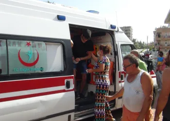 Koronavirüs bulaşır diye ambulanstan indirdiler