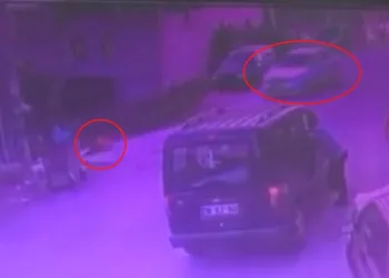 Bursa’da sokakta oynayan çocuğa otomobil çarptı