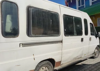 Seyir halindeki minibüsten düşerek yaralandı