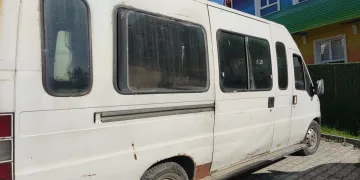 Seyir halindeki minibüsten düşerek yaralandı