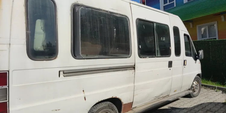 Seyir halindeki minibüsten düşerek yaralandı