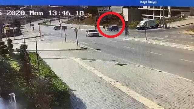 Bursa'da kaza! Genç kadını otomobil böyle savurdu