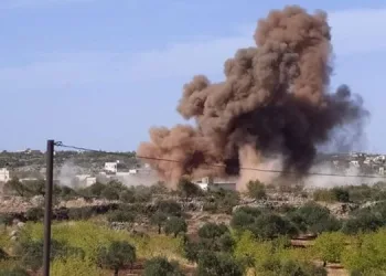 Rusya, İdlib’de muhaliflerin kampını vurdu