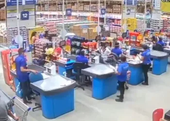 Süpermarket rafları domino taşı gibi devrildi 1 kişi öldü