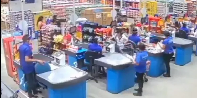 Süpermarket rafları domino taşı gibi devrildi 1 kişi öldü
