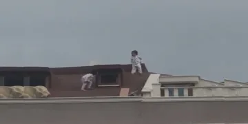 Çocukların çatıdaki tehlikeli oyunu