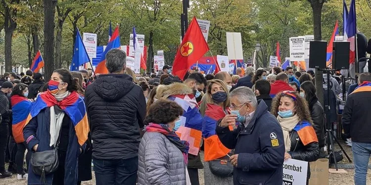 Paris’te PKK’nın katılımıyla Ermenistan’a destek gösterisi
