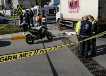 Trafik ışıklarında cam silen çocuk kamyonun altında kalarak öldü