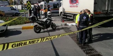 Trafik ışıklarında cam silen çocuk kamyonun altında kalarak öldü