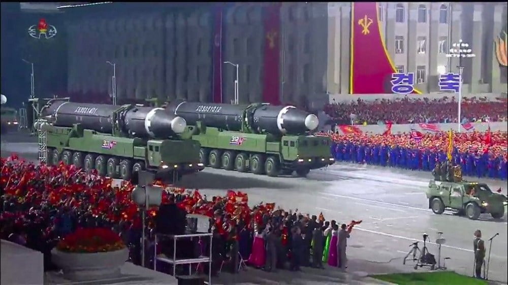 Kuzey Kore, askeri geçit töreninde füzelerini görücüye çıkardı