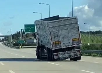 Bursa’da dorsesi yan yatmış TIR’ın tehlikeli yolculuğu