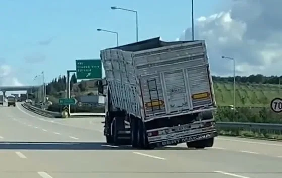Bursa’da dorsesi yan yatmış TIR’ın tehlikeli yolculuğu