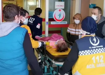Babasına doğru koşarken minibüs çarptı