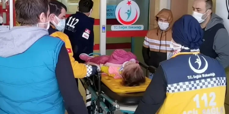 Babasına doğru koşarken minibüs çarptı