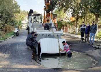 Yer yarıldı içine girdi… Son anda kurtarıldılar