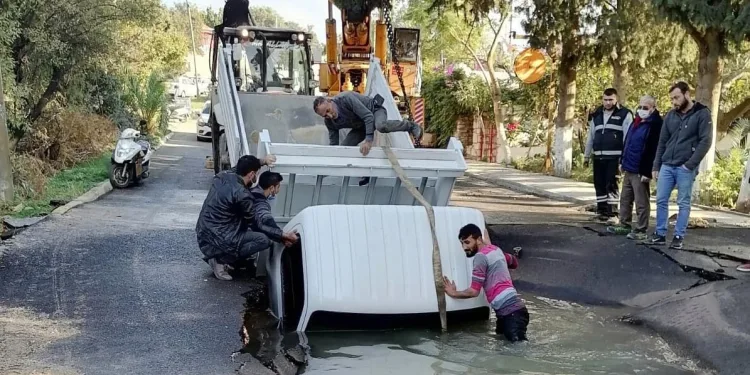 Yer yarıldı içine girdi… Son anda kurtarıldılar