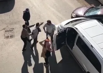 Kızı korkunca çılgına döndü! Sürücünün üzerine yürüdü