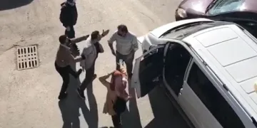 Kızı korkunca çılgına döndü! Sürücünün üzerine yürüdü