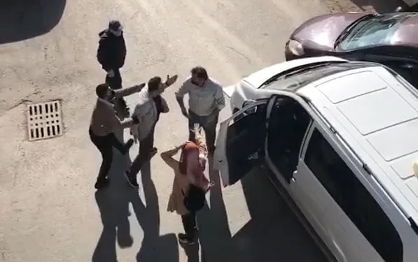 Kızı korkunca çılgına döndü! Sürücünün üzerine yürüdü