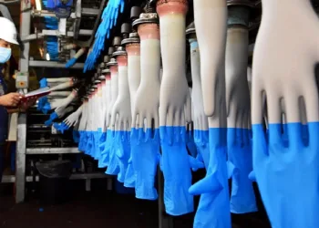 Malezya’da eldiven üreten fabrikadaki 2 bin 500 işçi koronaya yakalandı