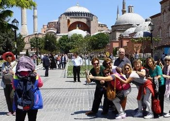 Türkiye’de turistler kısıtlamadan muaf tutuldu
