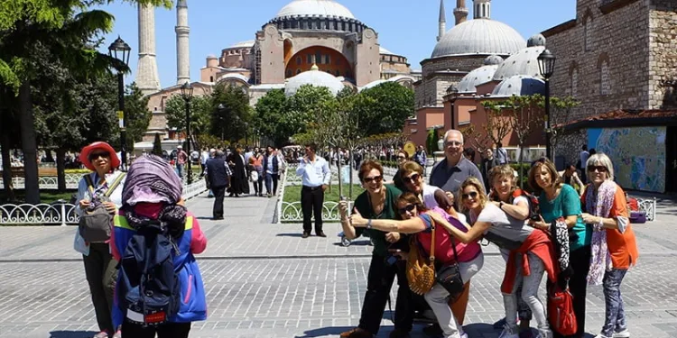 Türkiye’de turistler kısıtlamadan muaf tutuldu