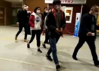 Kendilerini polis olarak tanıtmışlardı! Tutuklandılar