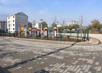 Karşıyaka Caddesine Modern Çocuk Parkı