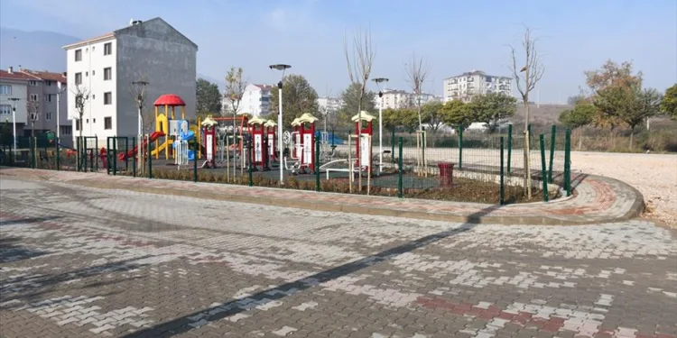 Karşıyaka Caddesine Modern Çocuk Parkı