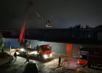 Bursa’da mobilya fabrikası alevlere teslim oldu