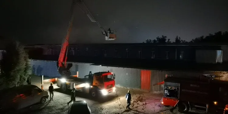 Bursa’da mobilya fabrikası alevlere teslim oldu
