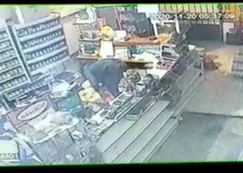 Markete giren hırsız saniyeler içinde rafları boşalttı